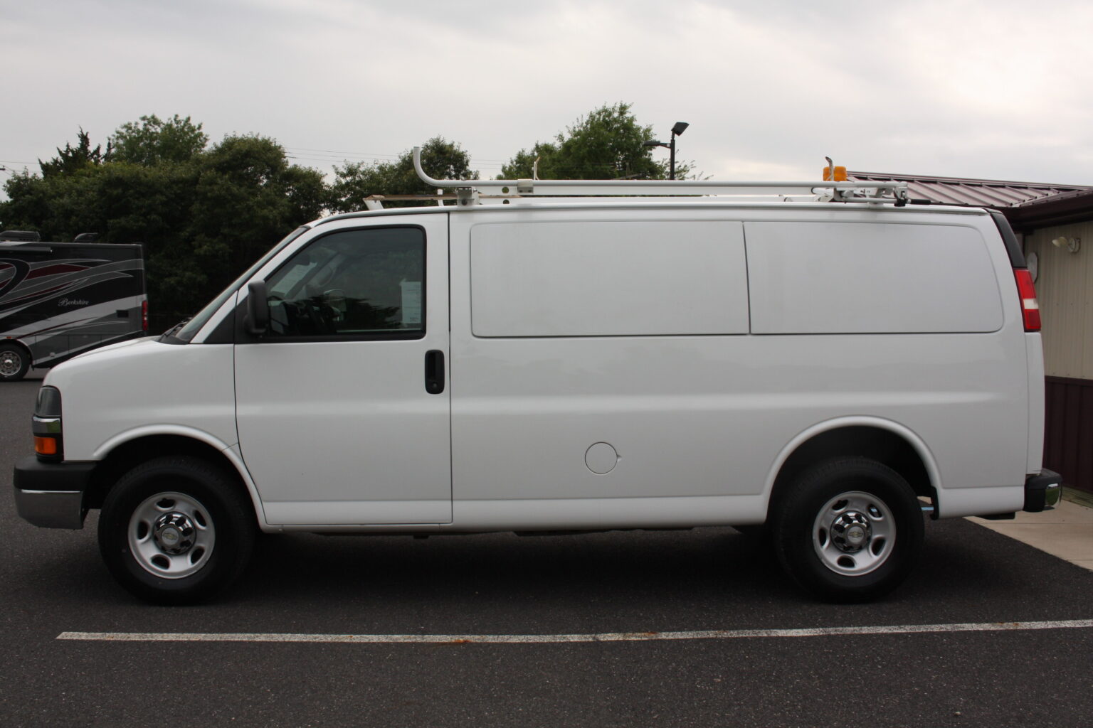 2015-chevrolet-express-3500-cargo-van-with-access-package-russell-s