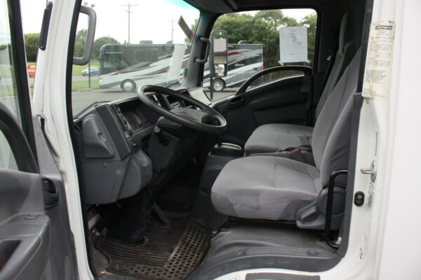 2015 ISUZU NPR BOX TRUCK WITH LIFT GATE - Image 7