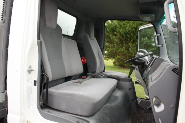2015 ISUZU NPR BOX TRUCK WITH LIFT GATE - Image 17