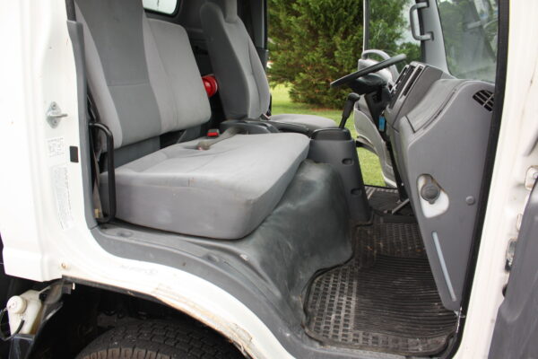 2015 ISUZU NPR BOX TRUCK WITH LIFT GATE - Image 16