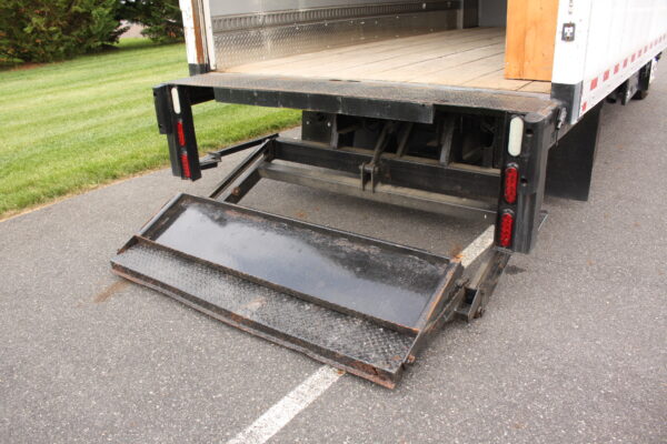 2015 ISUZU NPR BOX TRUCK WITH LIFT GATE - Image 31