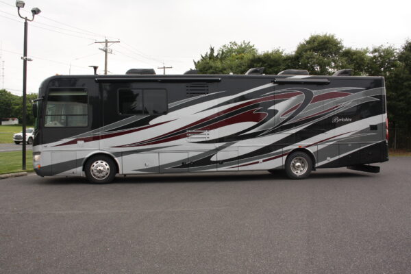 2013 FOREST RIVER BERKSHIRE MOTORHOME - Image 8