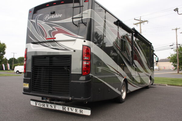 2013 FOREST RIVER BERKSHIRE MOTORHOME - Image 5