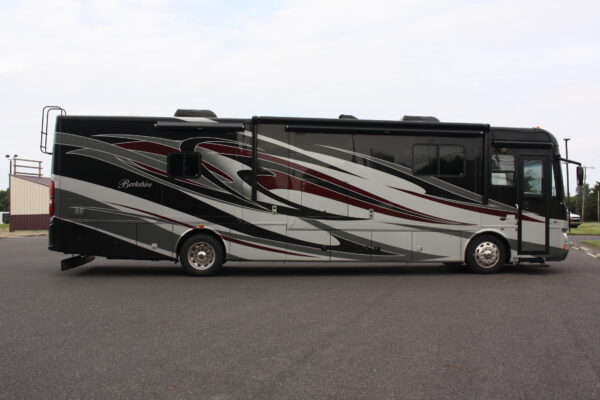 2013 FOREST RIVER BERKSHIRE MOTORHOME - Image 4