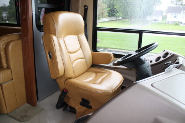 2013 FOREST RIVER BERKSHIRE MOTORHOME - Image 9