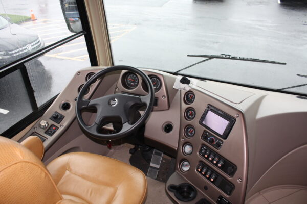 2013 FOREST RIVER BERKSHIRE MOTORHOME - Image 10