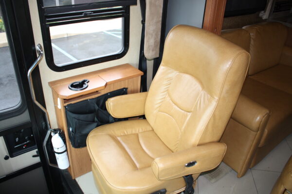 2013 FOREST RIVER BERKSHIRE MOTORHOME - Image 11
