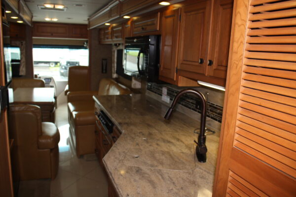 2013 FOREST RIVER BERKSHIRE MOTORHOME - Image 12