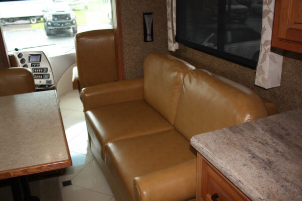 2013 FOREST RIVER BERKSHIRE MOTORHOME - Image 15