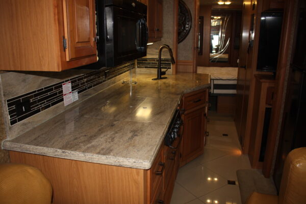 2013 FOREST RIVER BERKSHIRE MOTORHOME - Image 18
