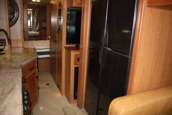 2013 FOREST RIVER BERKSHIRE MOTORHOME - Image 19