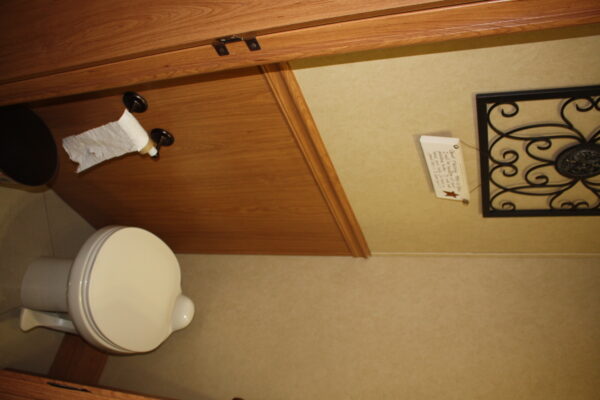 2013 FOREST RIVER BERKSHIRE MOTORHOME - Image 21