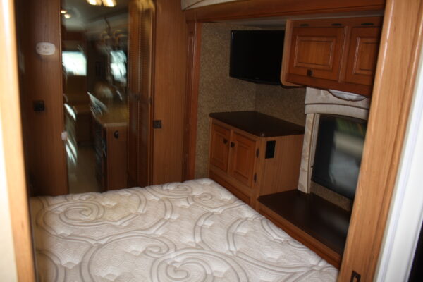 2013 FOREST RIVER BERKSHIRE MOTORHOME - Image 23