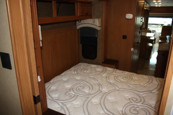 2013 FOREST RIVER BERKSHIRE MOTORHOME - Image 24