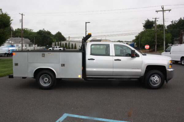 2015 CHEVROLET 3500HD OPEN UTILITY - Image 4