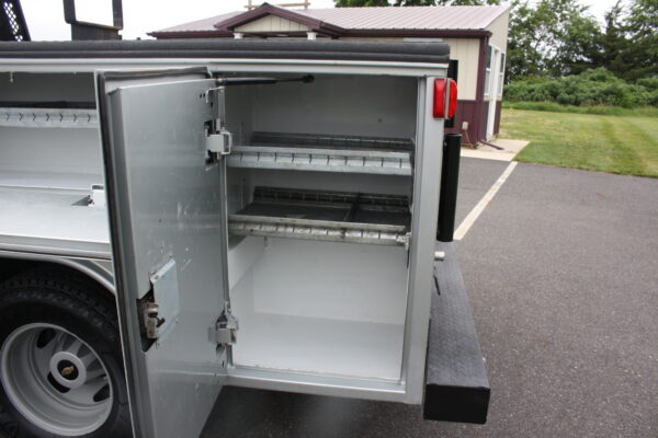 2015 CHEVROLET 3500HD OPEN UTILITY - Image 25