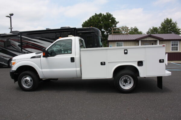 2015 Ford F350 4x4 Utility Truck - Image 8