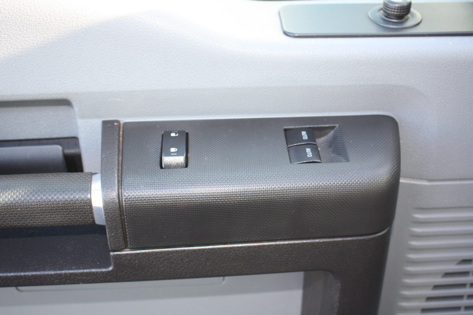 IMG_1128 2016 FORD F350 12FT STAKE BODY TRUCK - Image 14